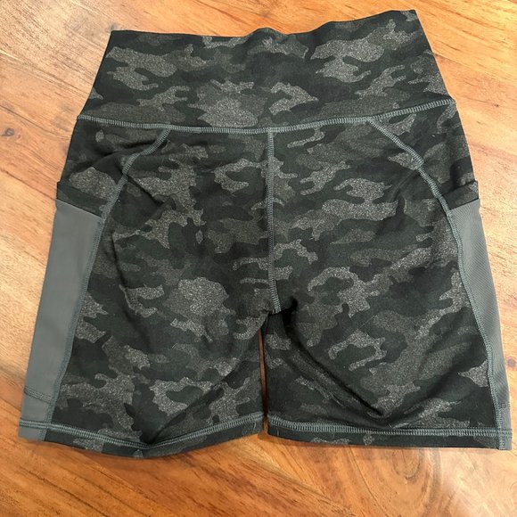 Fabletics On-the-Go High-Waisted Short in Charcoal Camo - Picture 5 of 6